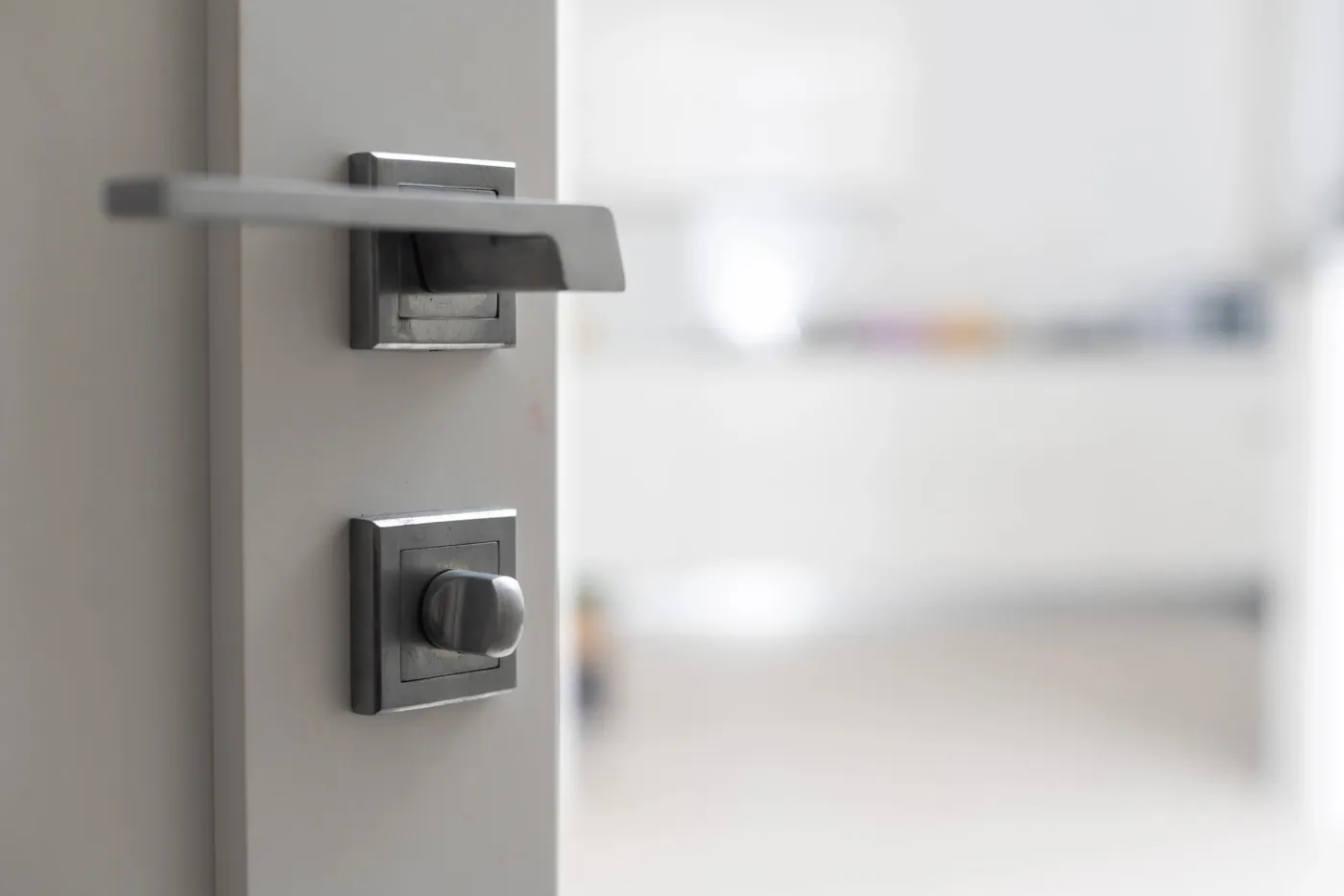 Poignée et verrou à bouton sur une porte intérieure rouverte sans casse